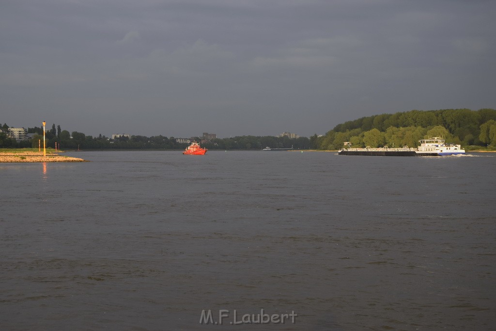 PRhein Koeln Porz Ensen Schwimmer untergegangen P158.JPG - Miklos Laubert